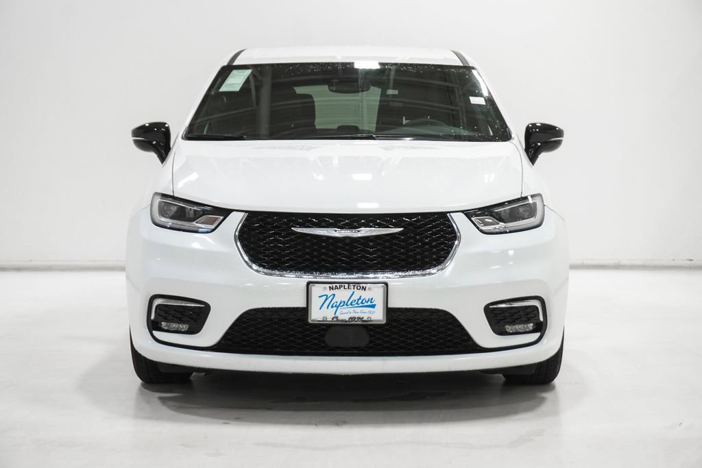 Used 2025 Chrysler Pacifica Select image 3