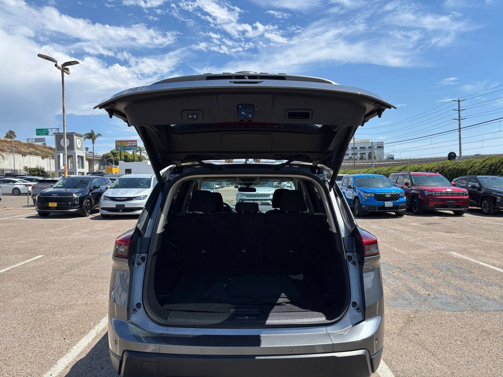 Used 2025 Nissan Rogue SV FWD image 32