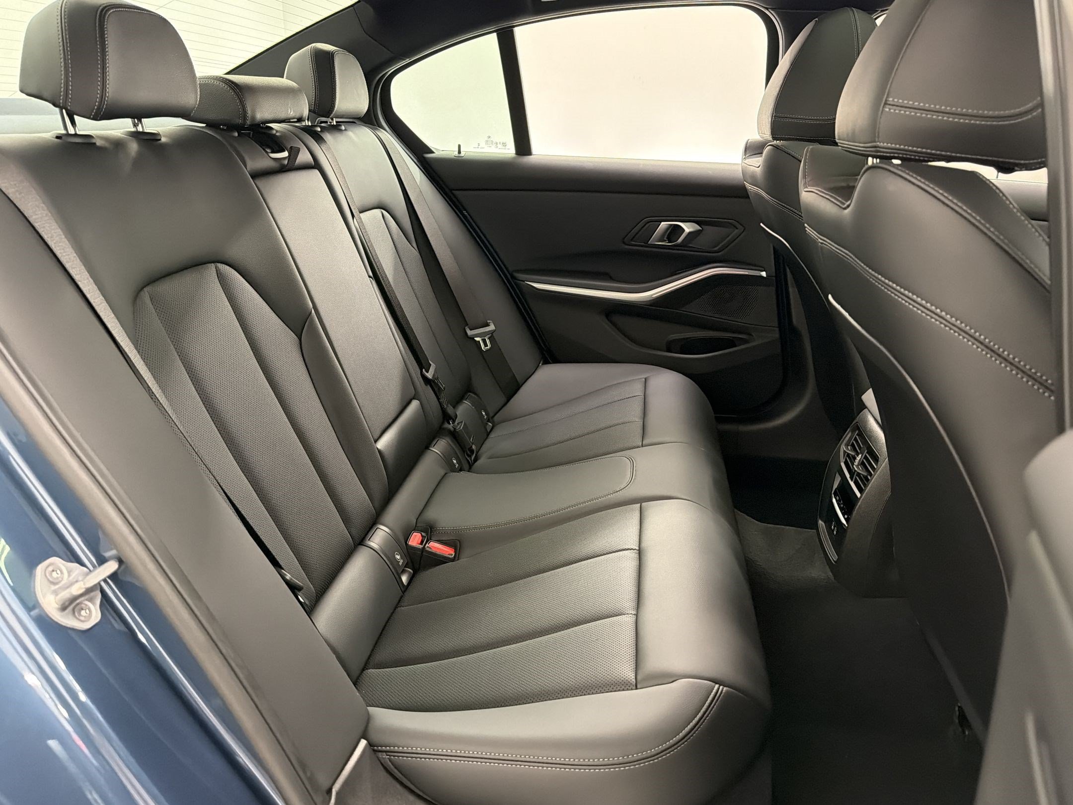 Certified 2025 BMW 330i Sedan RWD image 31