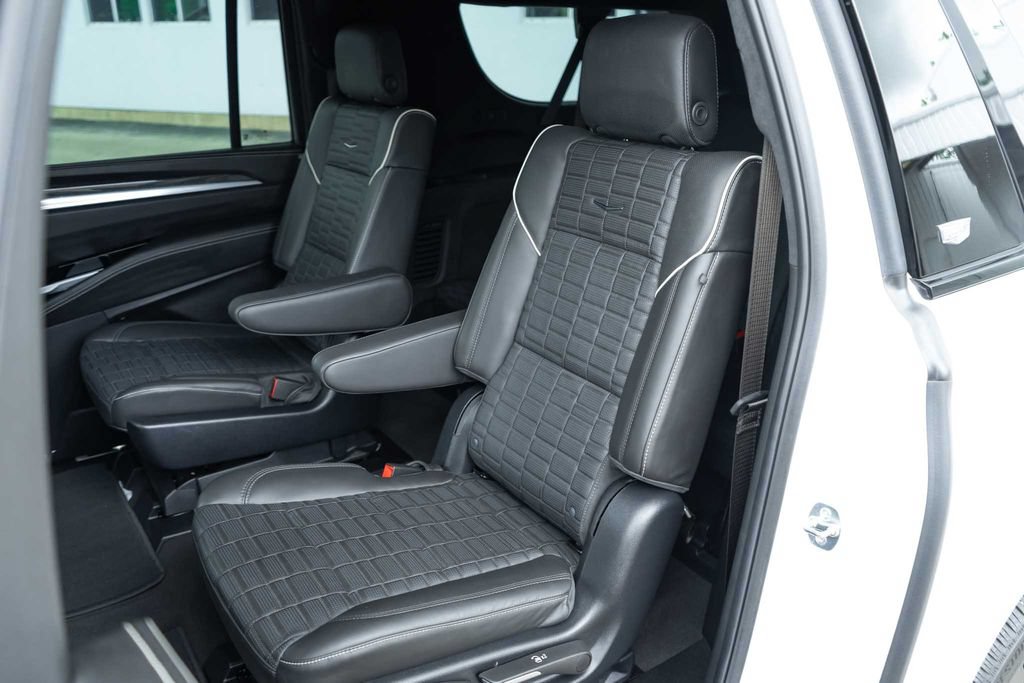 Used 2025 Cadillac Escalade ESV V AWD/4WD image 22