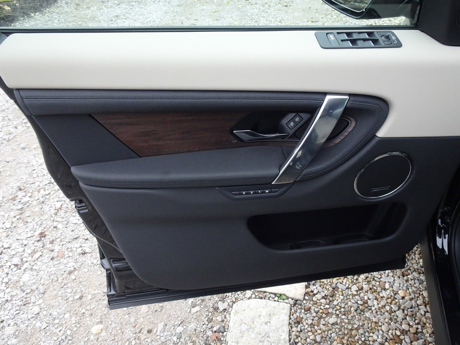 New 2025 Land Rover Discovery Sport S image 10