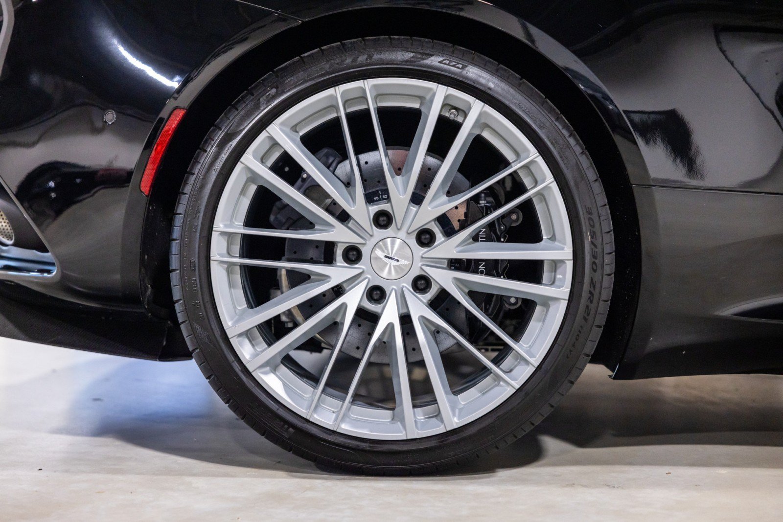 Used 2022 Aston Martin DBS Superleggera RWD image 30