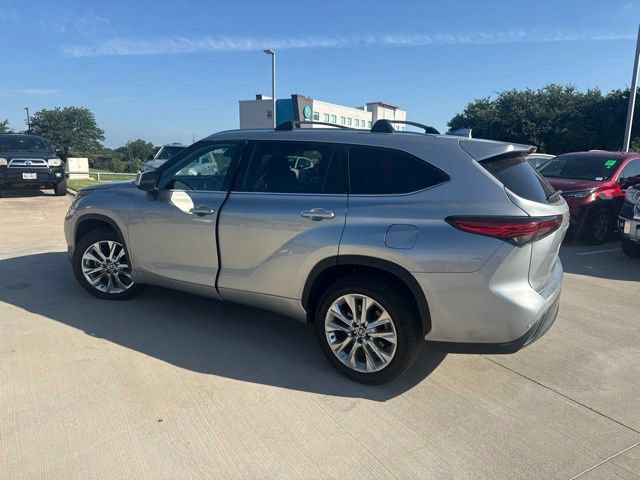 Used 2023 Toyota Highlander Limited FWD image 5