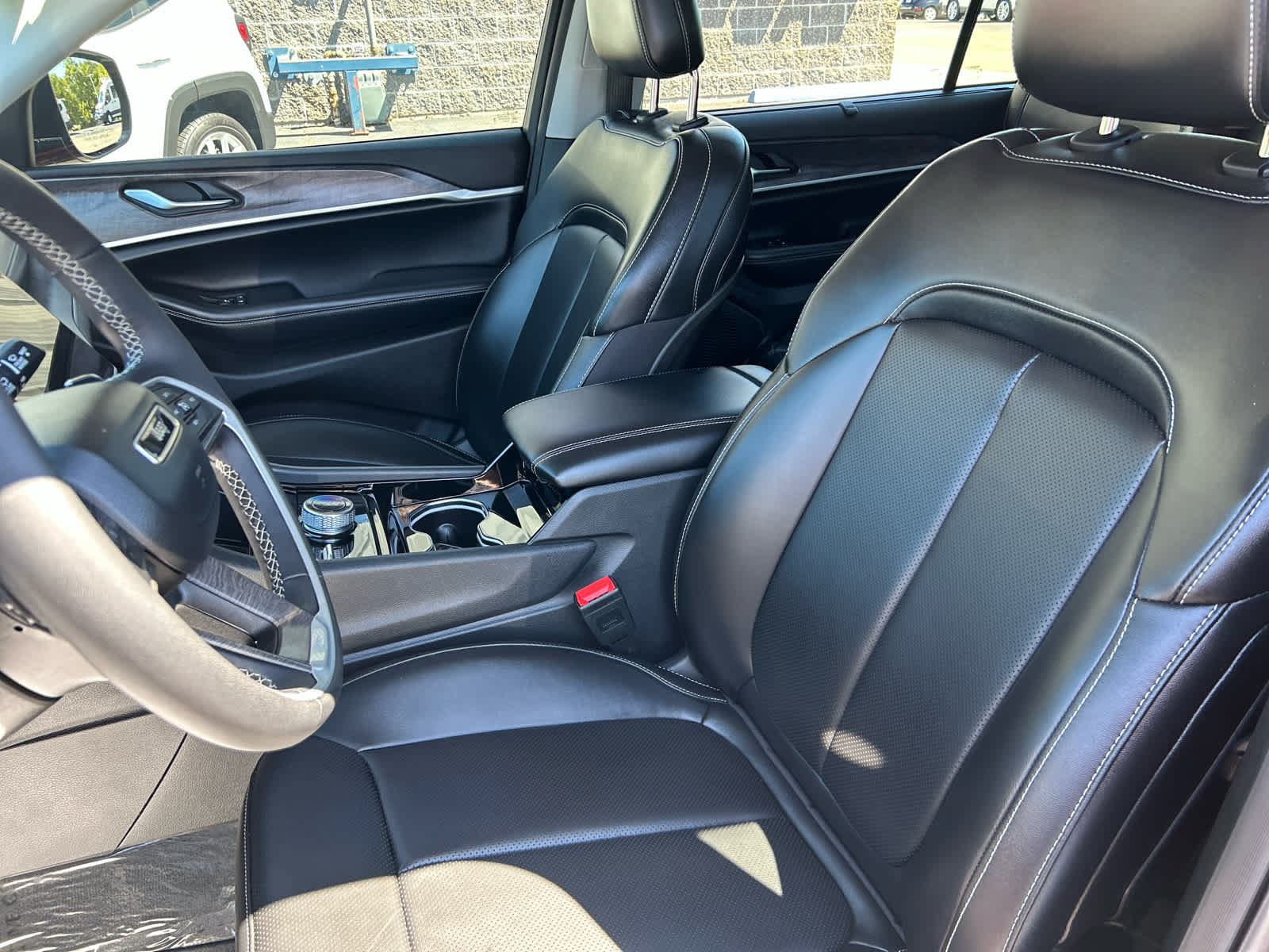 Used 2023 Jeep Grand Cherokee L Limited w/ Luxury Tech Group II AWD/4WD image 14