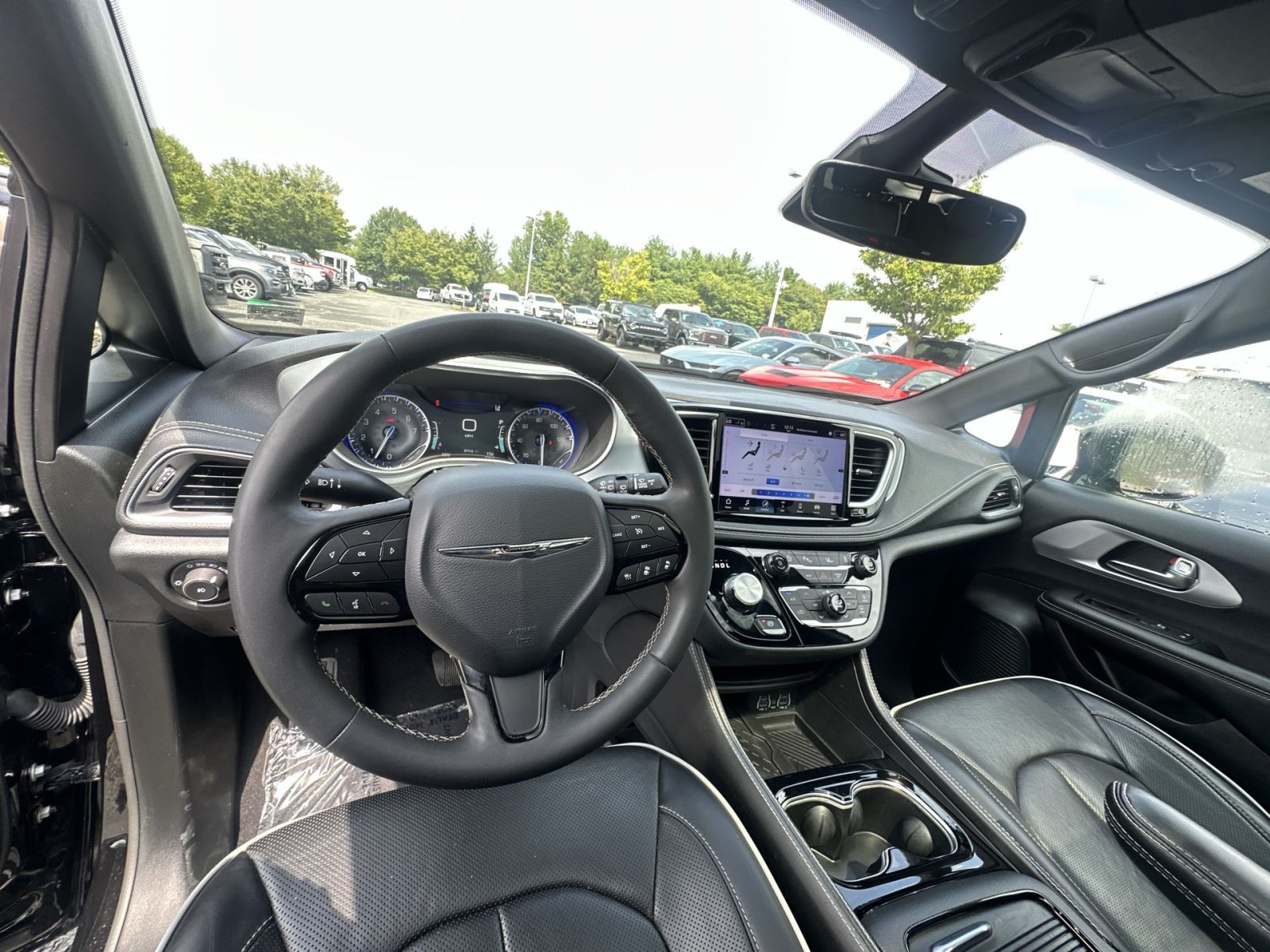 Used 2025 Chrysler Pacifica Limited FWD image 31