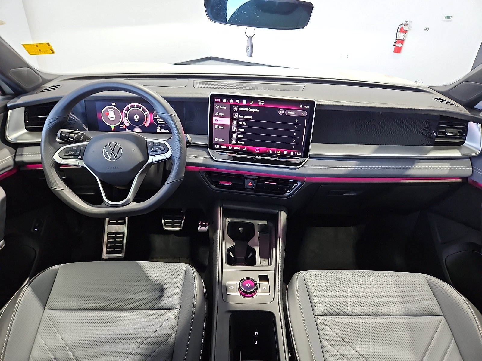 Certified 2025 Volkswagen Tiguan SE R-Line image 9