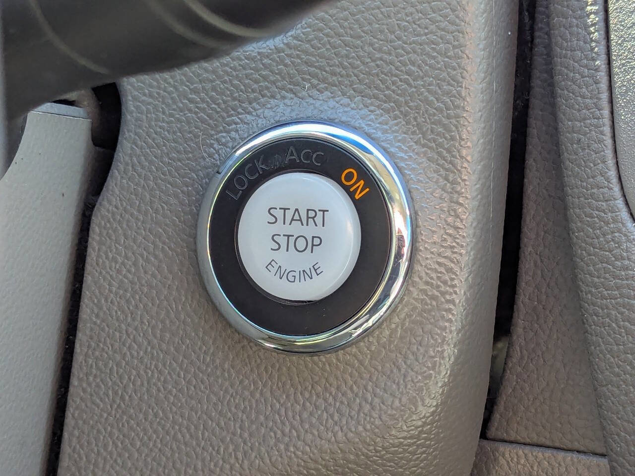 Used 2015 INFINITI Q40 AWD w/ Moonroof Package image 23