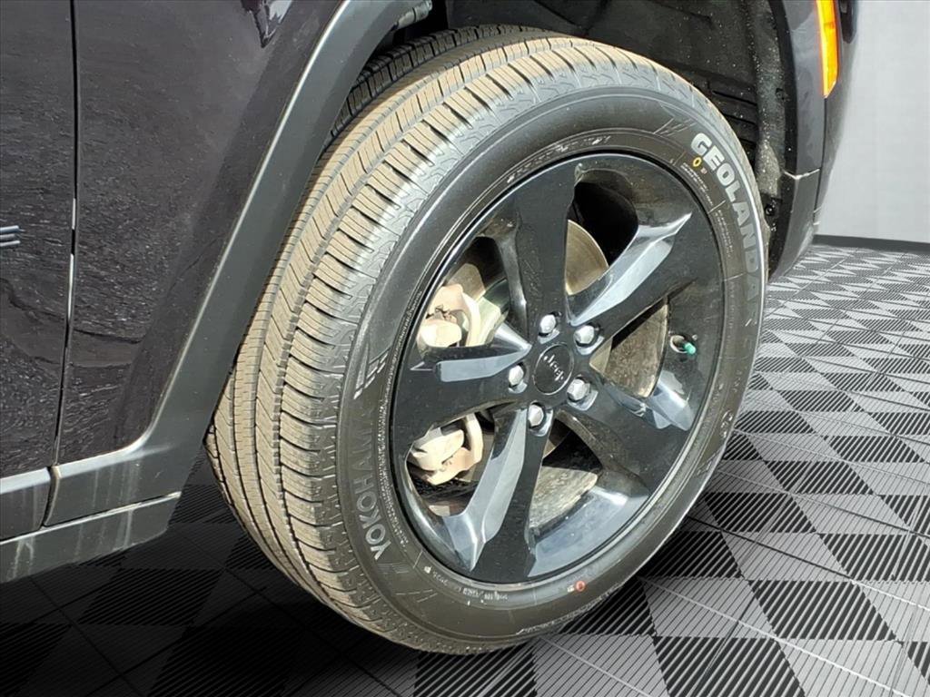 Used 2023 Jeep Grand Cherokee L Limited w/ Black Appearance Package image 10