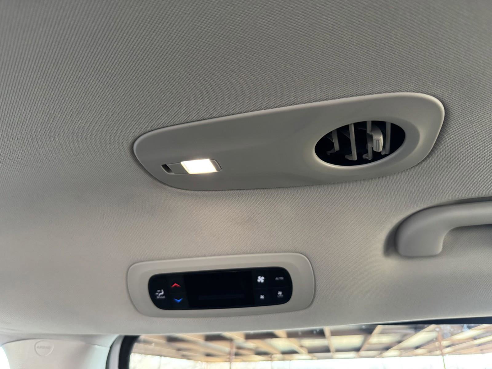 Used 2023 Chrysler Pacifica Touring-L image 28