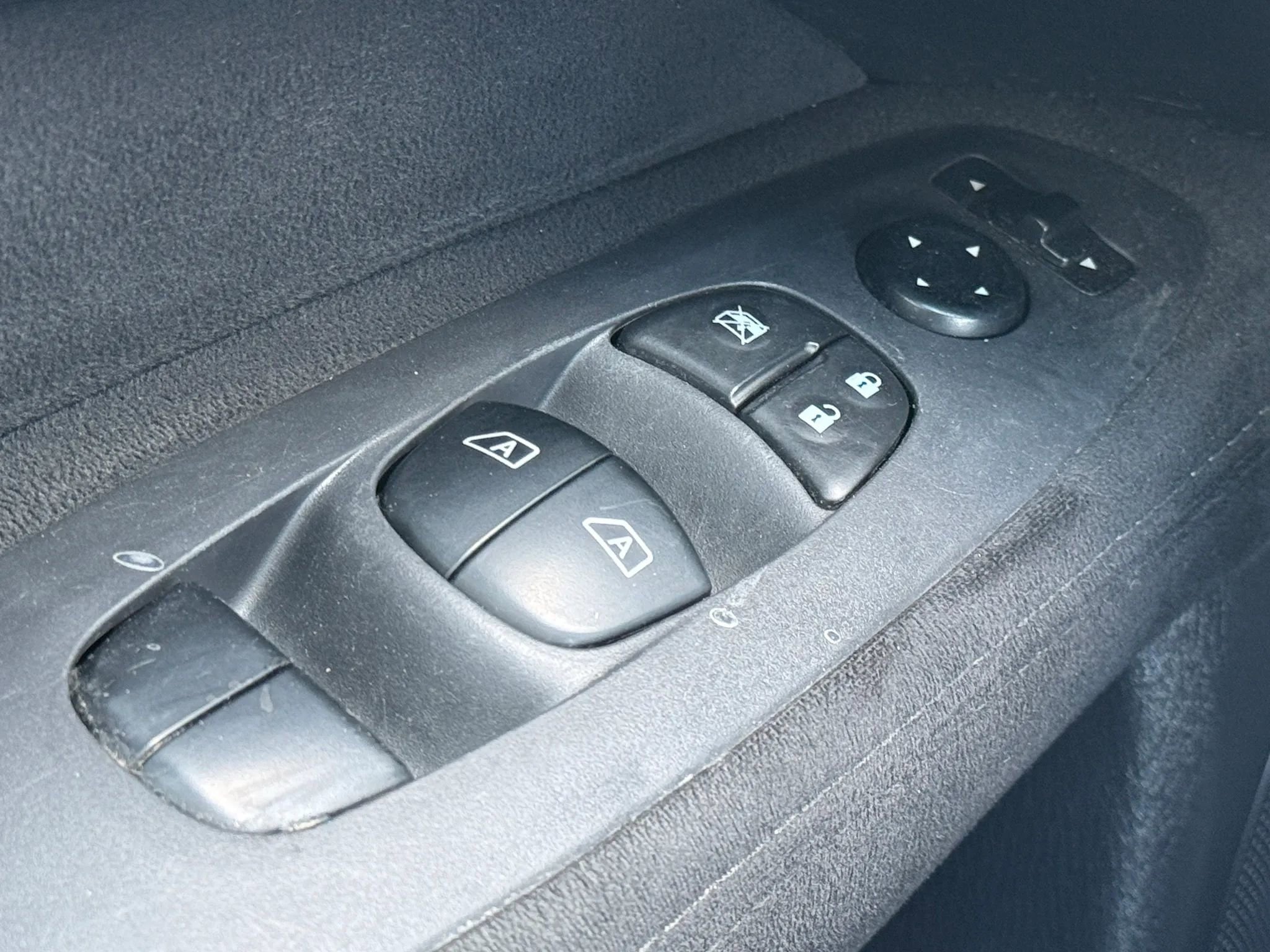 Used 2015 Nissan Pathfinder SV image 24