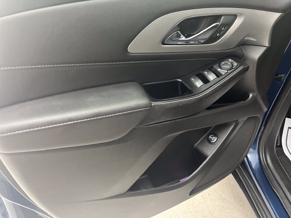 Used 2023 Chevrolet Traverse LT FWD image 11