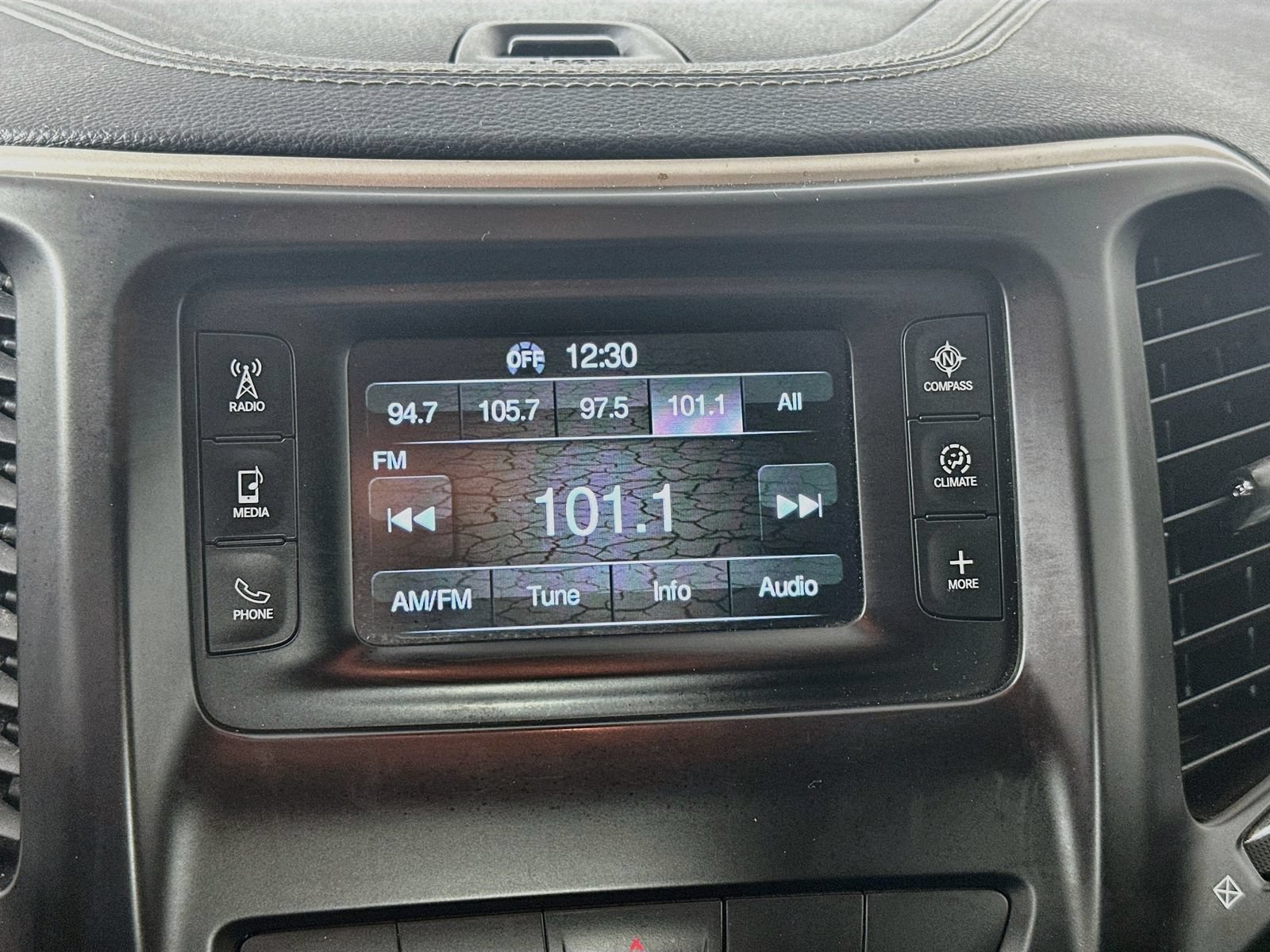 Used 2015 Jeep Cherokee Latitude w/ Cold Weather Group FWD image 14
