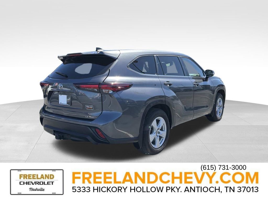 Used 2024 Toyota Highlander LE AWD/4WD image 3