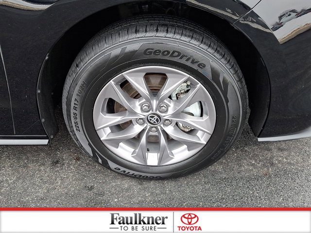 Certified 2025 Toyota Sienna XLE image 8