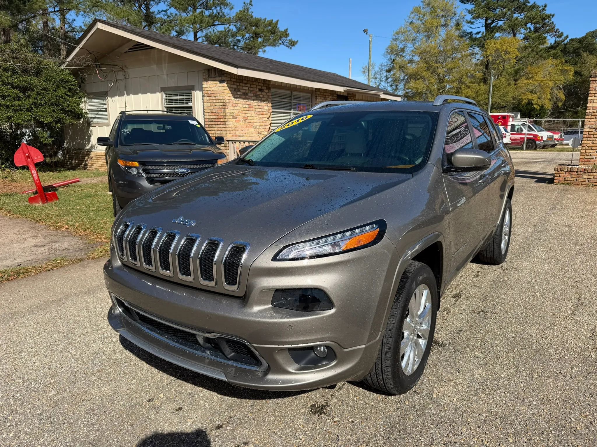 Used 2016 Jeep Cherokee Overland w/ Technology Group image 1