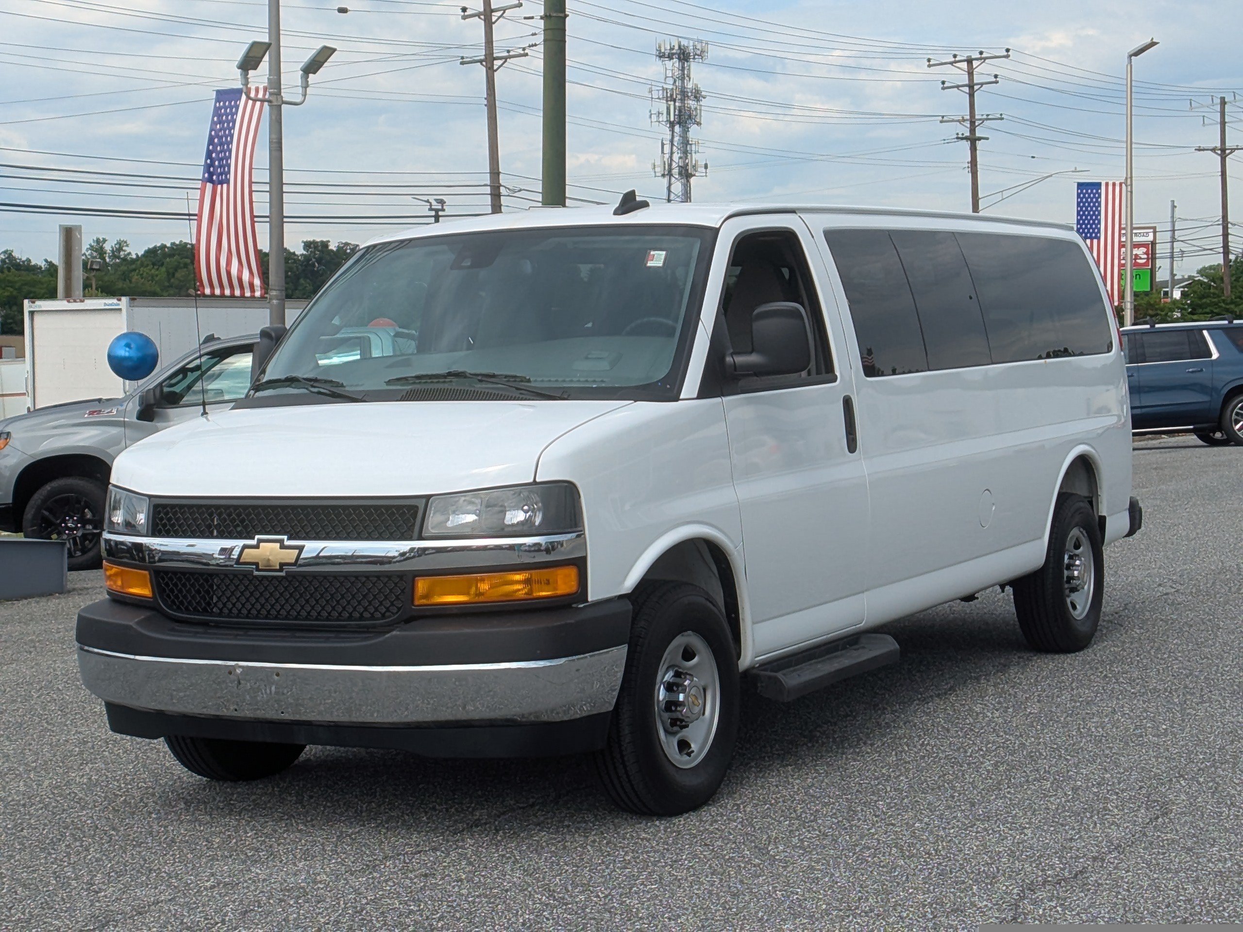 Used 2025 Chevrolet Express 3500 LT w/ LT Preferred Equipment Group RWD image 4