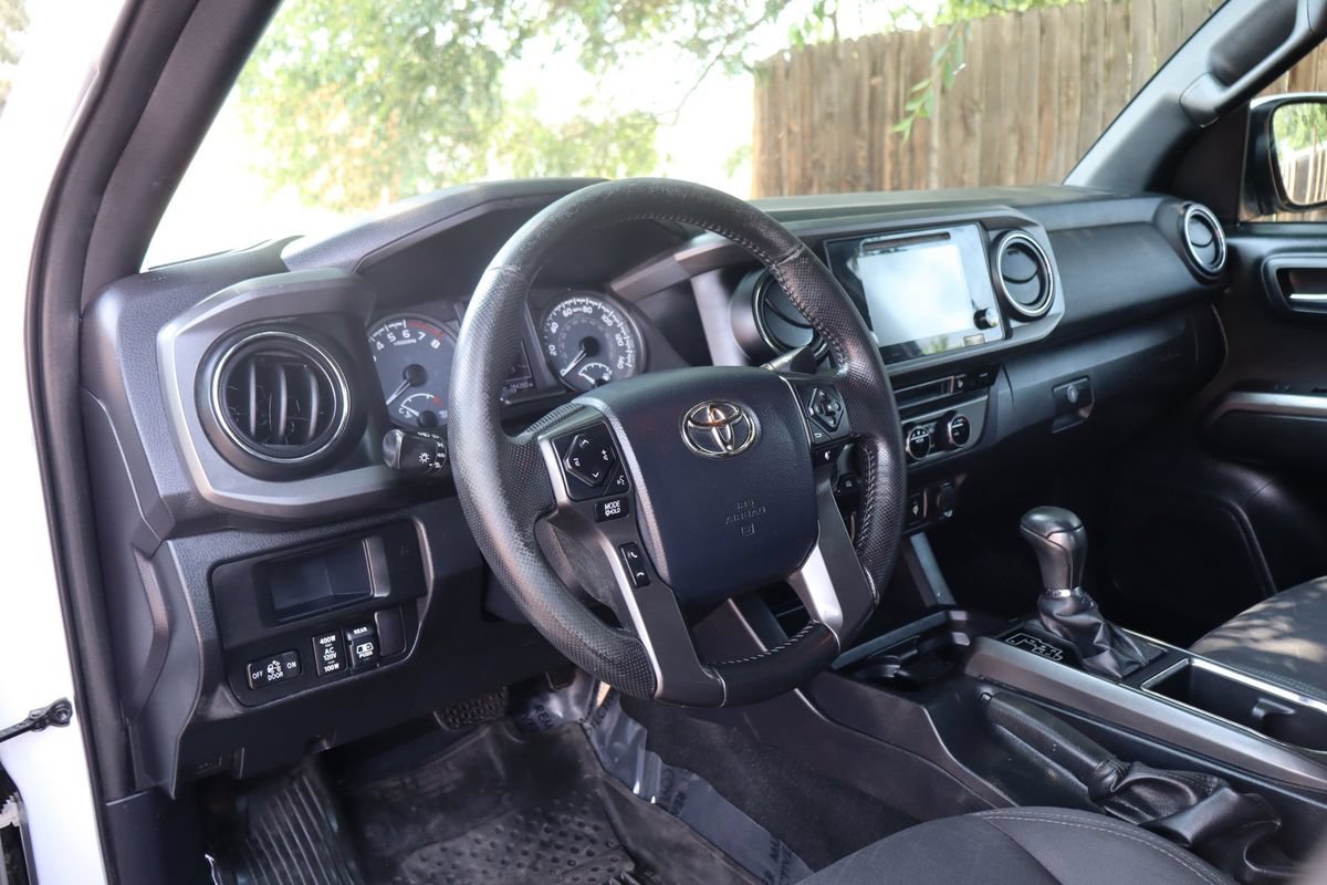 Used 2017 Toyota Tacoma TRD Off-Road w/ Premium & Technology Package AWD/4WD image 15
