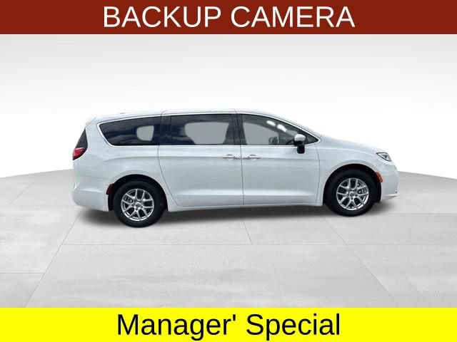 Used 2023 Chrysler Pacifica Touring FWD image 8