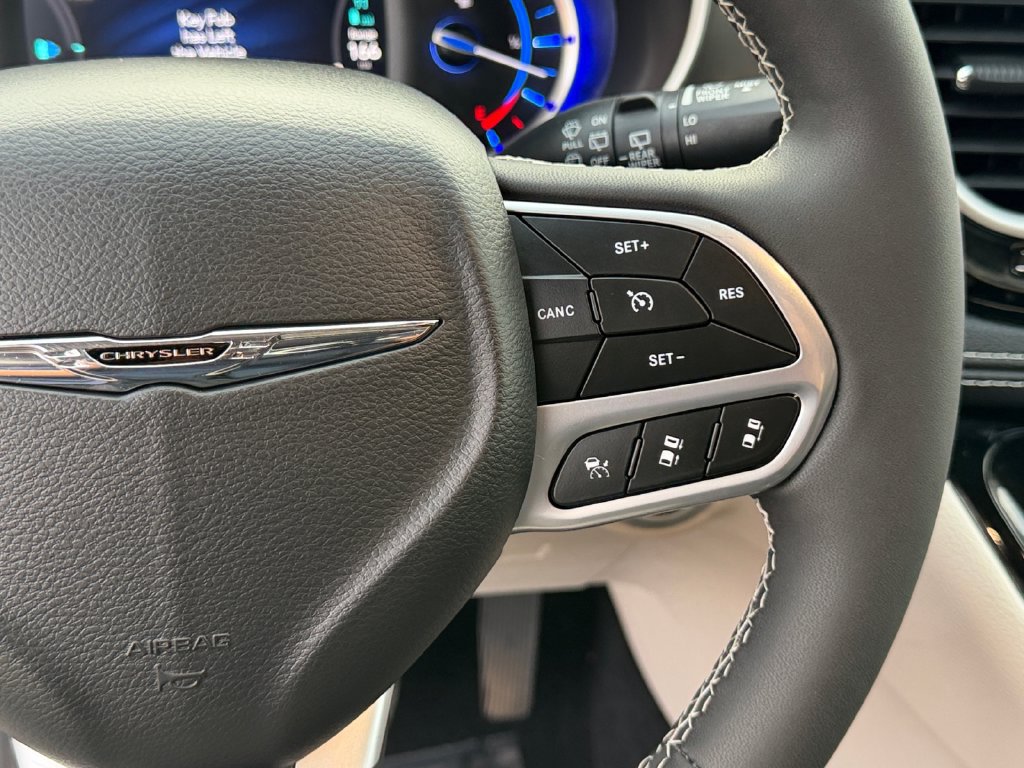 Used 2022 Chrysler Pacifica Touring-L w/ Uconnect Theater Family Group FWD image 19