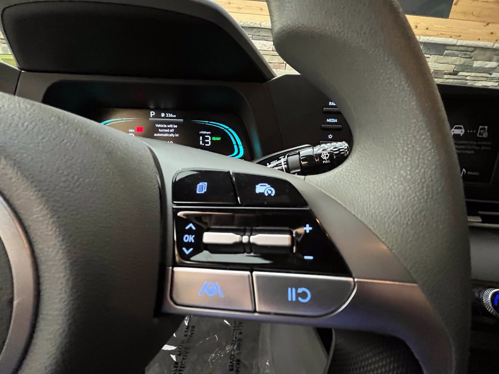 Used 2025 Hyundai Elantra Hybrid FWD image 30