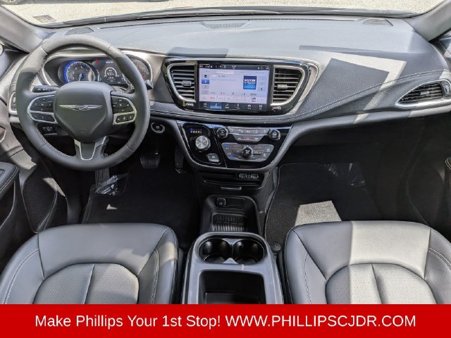Used 2025 Chrysler Pacifica Select FWD image 14