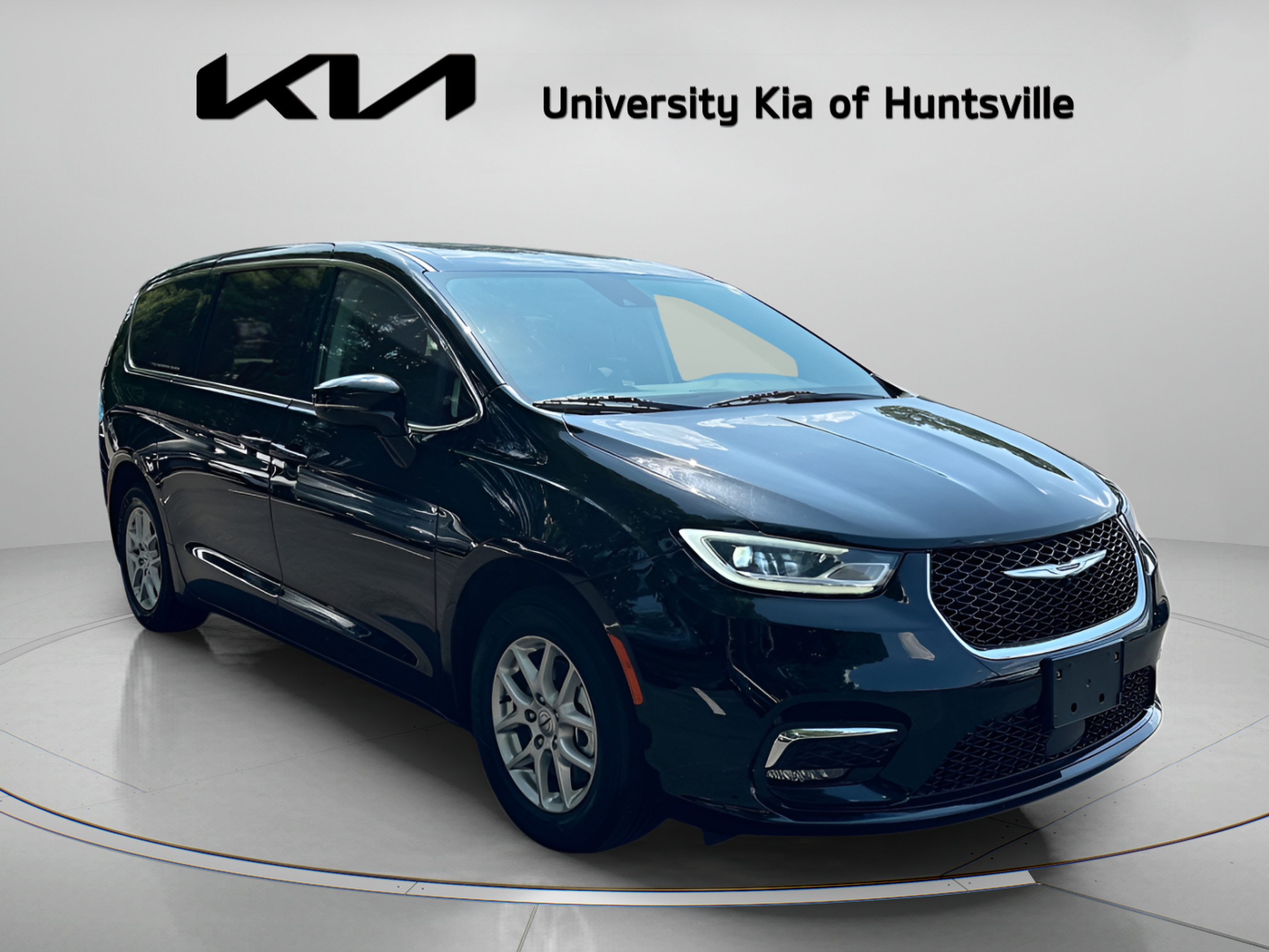 Used 2024 Chrysler Pacifica Touring-L FWD image 2