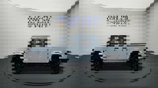 Used 2025 Jeep Gladiator Sport image 2