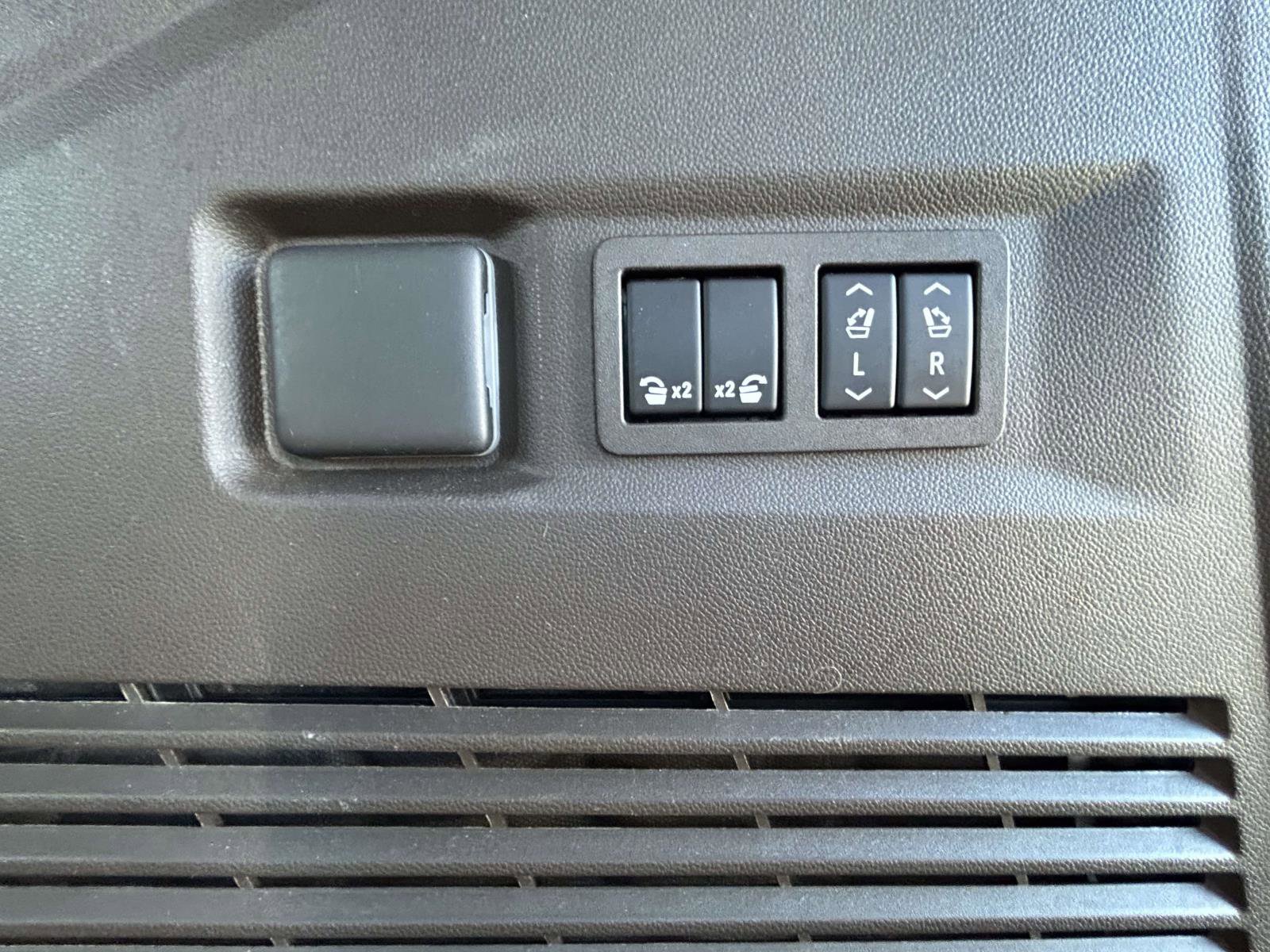 Used 2021 Chevrolet Tahoe LT w/ LT Signature Package image 17