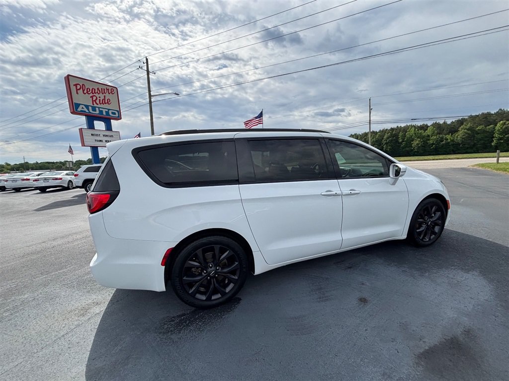 Used 2020 Chrysler Pacifica Limited w/ S Appearance Package FWD image 6