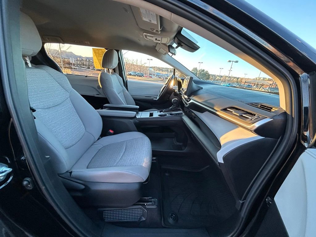 Used 2025 Toyota Sienna LE image 35