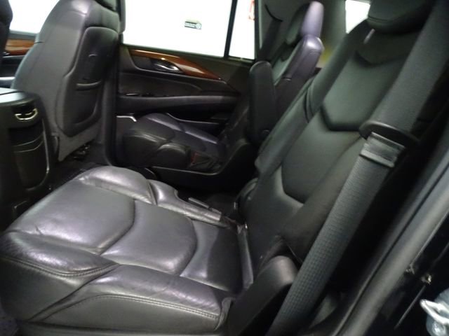Used 2018 Cadillac Escalade Luxury AWD/4WD image 4