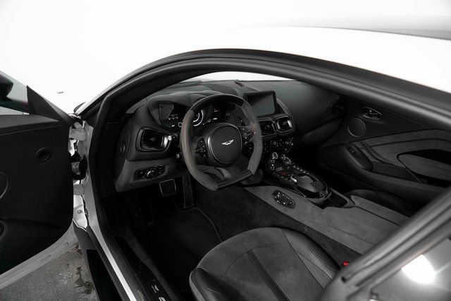 Used 2022 Aston Martin V8 Vantage Coupe image 17