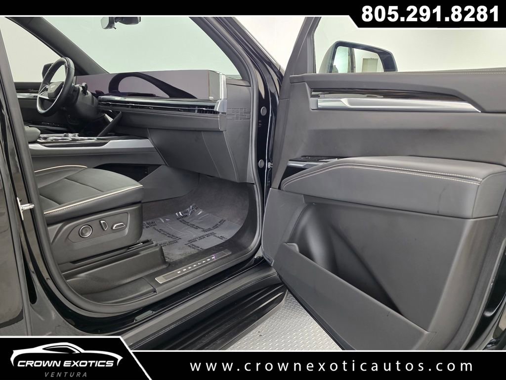 Used 2025 Cadillac Escalade ESV Premium Luxury RWD image 13