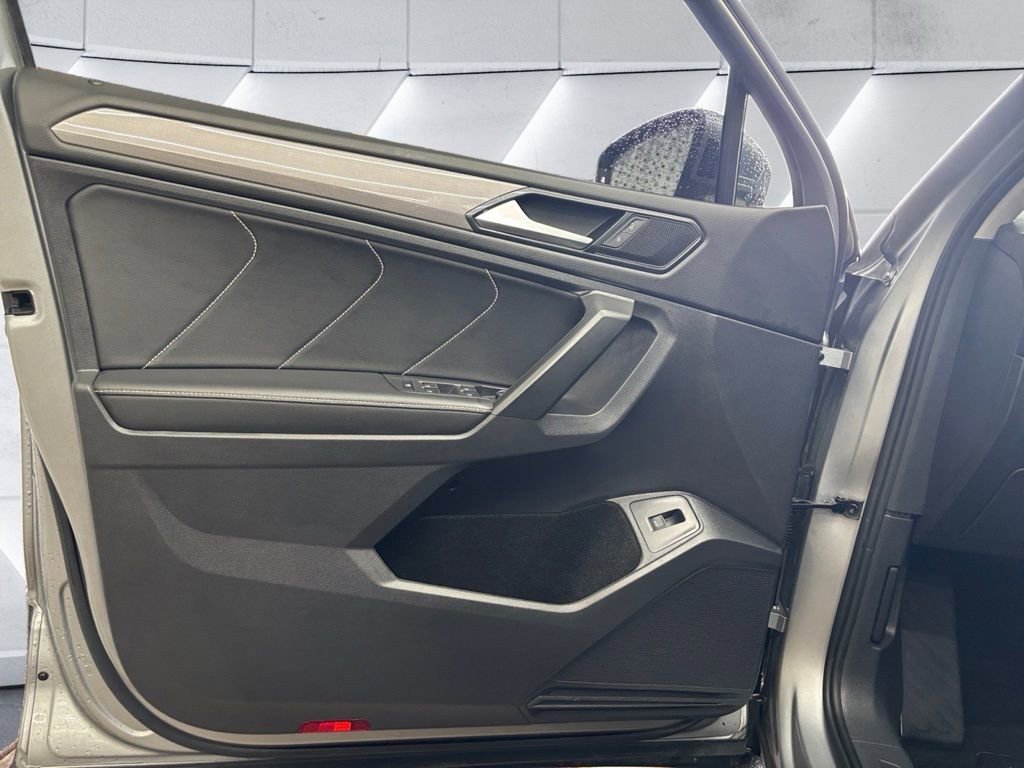 Used 2022 Volkswagen Tiguan SE w/ Panoramic Sunroof Package image 25