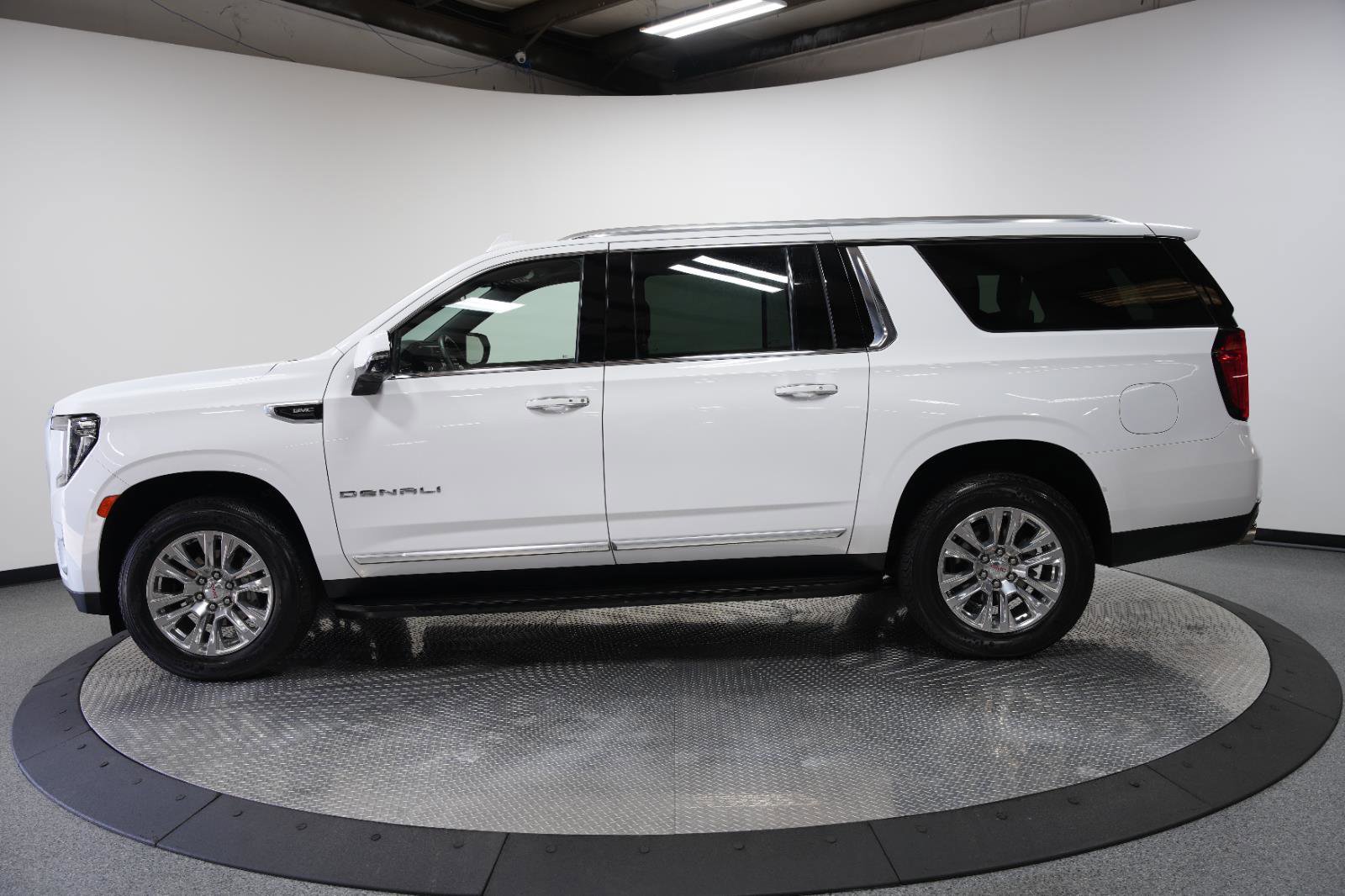 Used 2024 GMC Yukon XL Denali AWD/4WD image 4