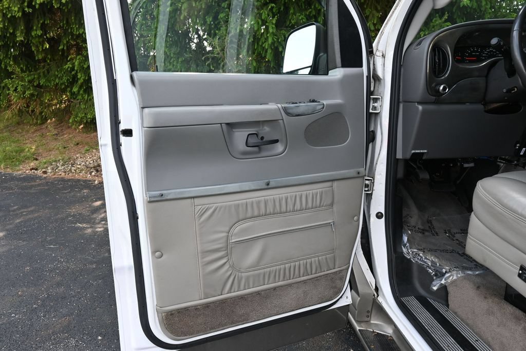 Used 2006 Ford E-150 and Econoline 150 RWD image 13