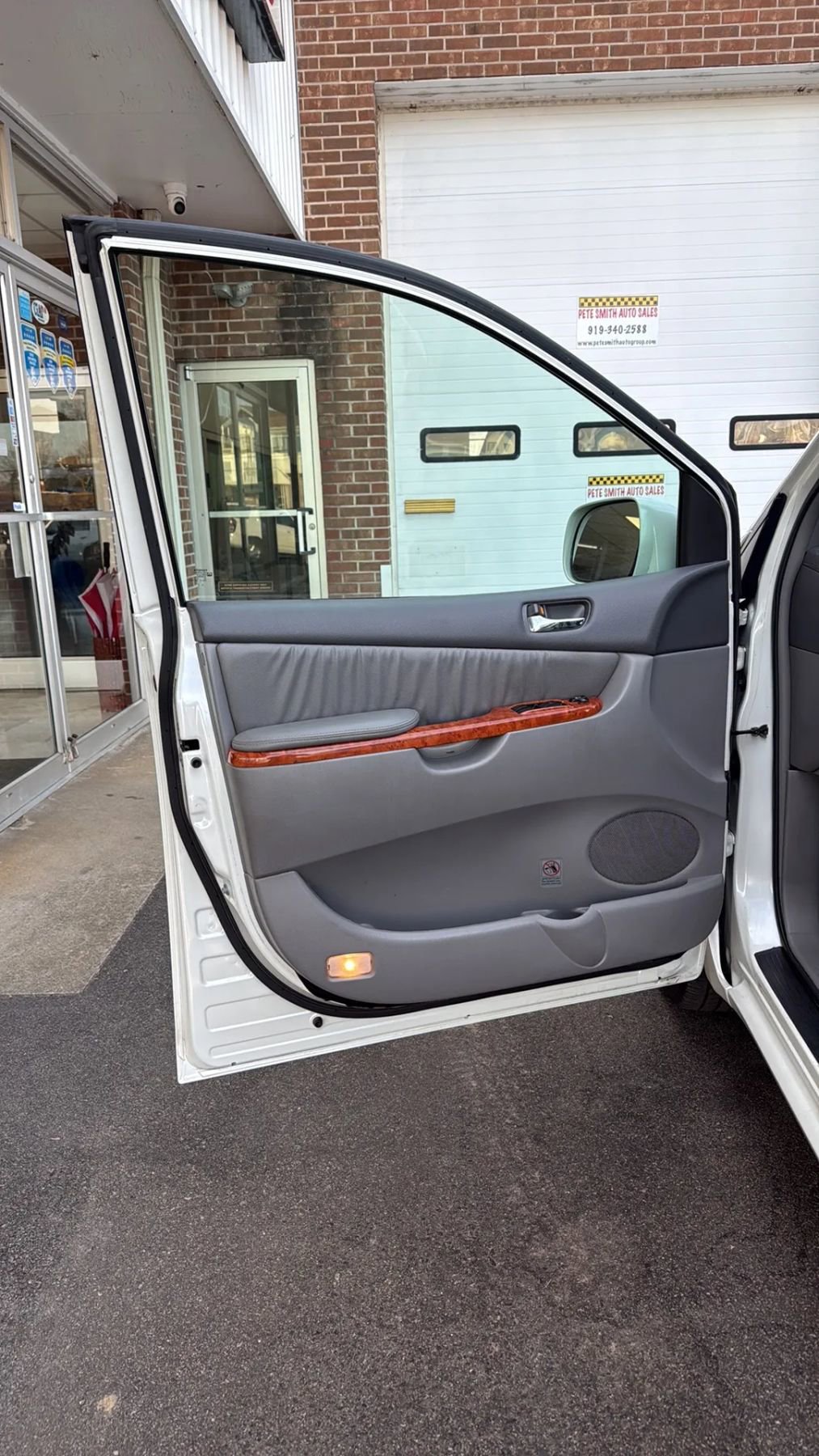 Used 2010 Toyota Sienna XLE FWD image 39