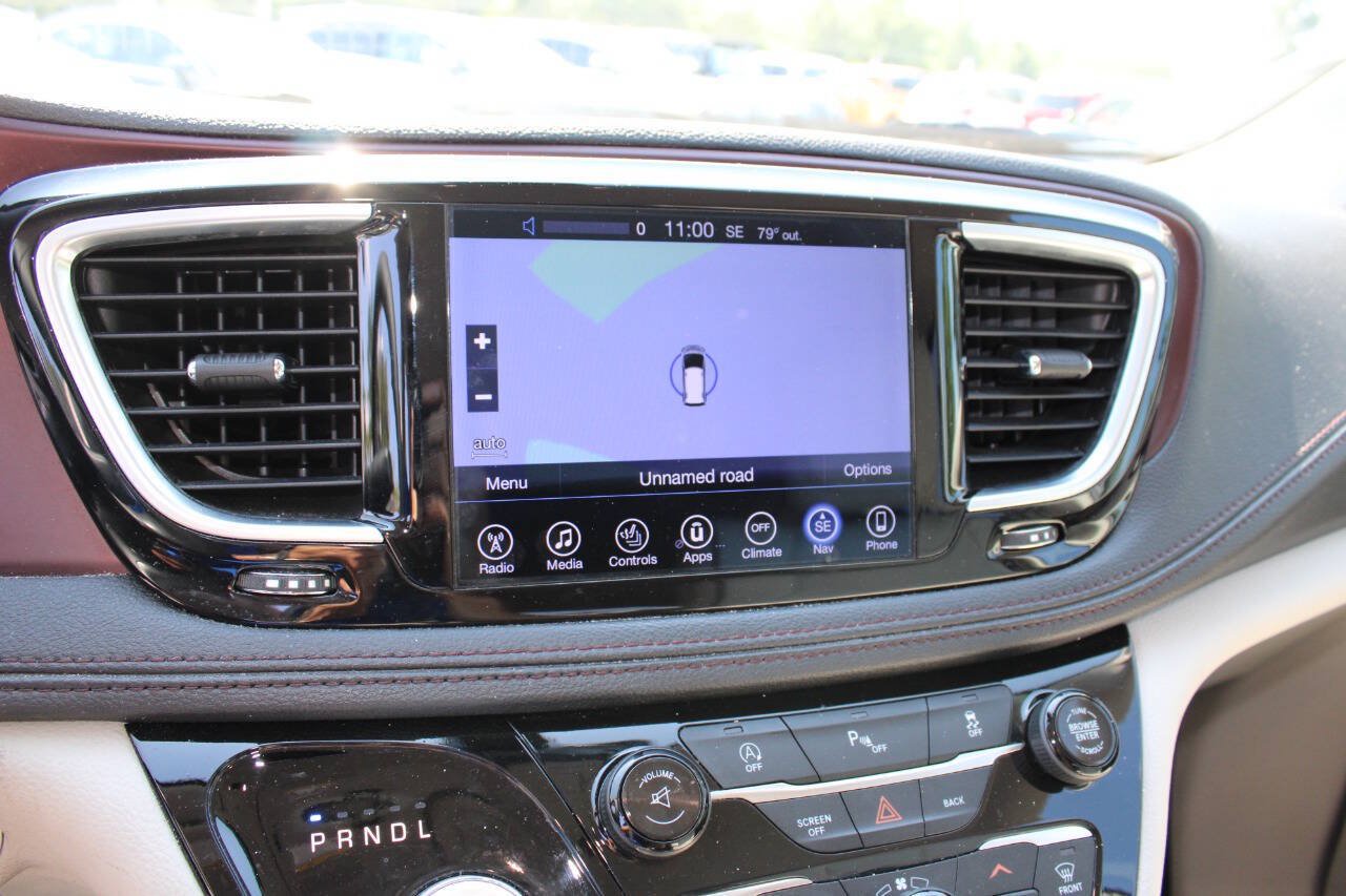 Used 2017 Chrysler Pacifica Limited FWD image 15