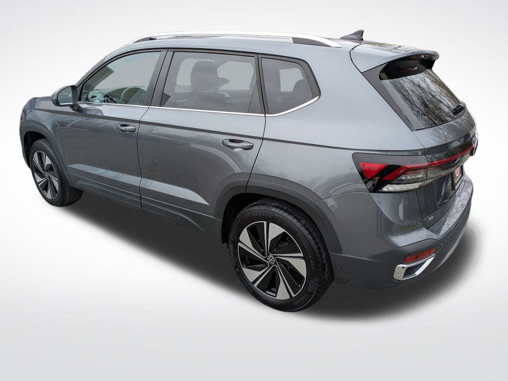 Used 2025 Volkswagen Taos SE w/ Panoramic Sunroof Package image 3