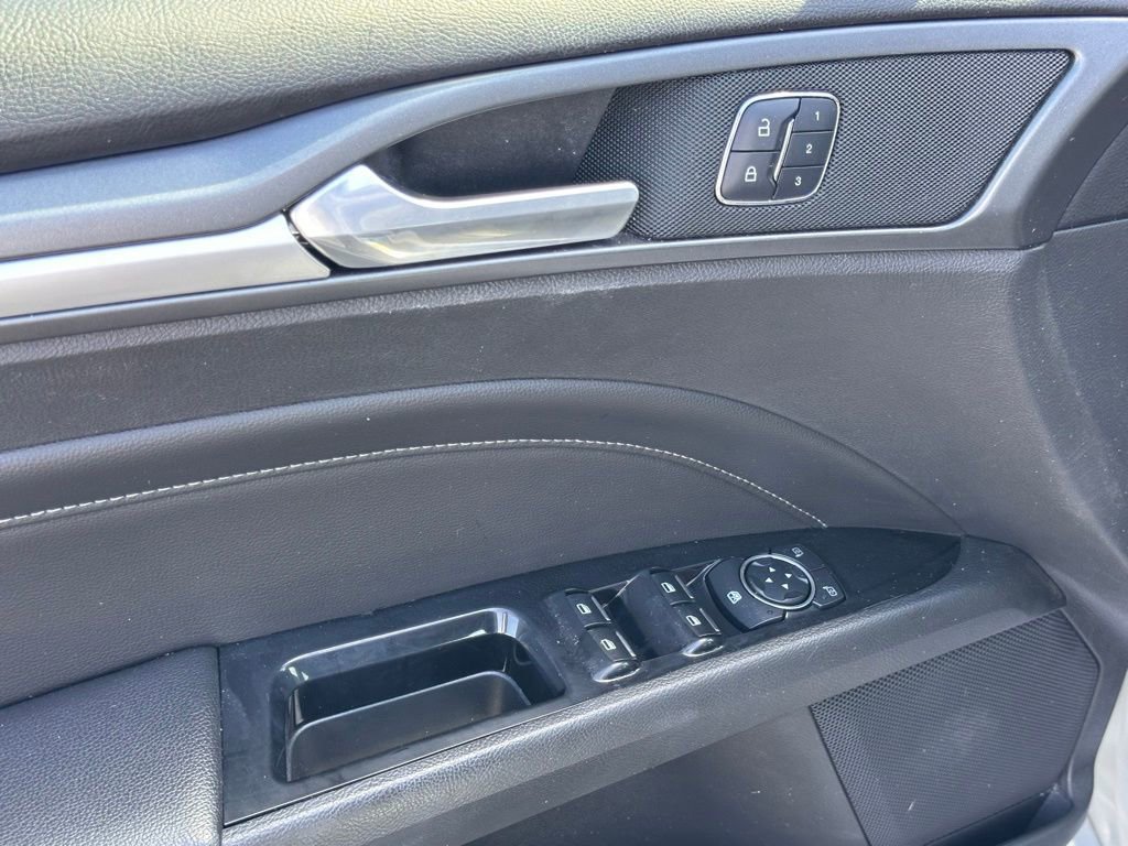 Used 2016 Ford Fusion Titanium image 15