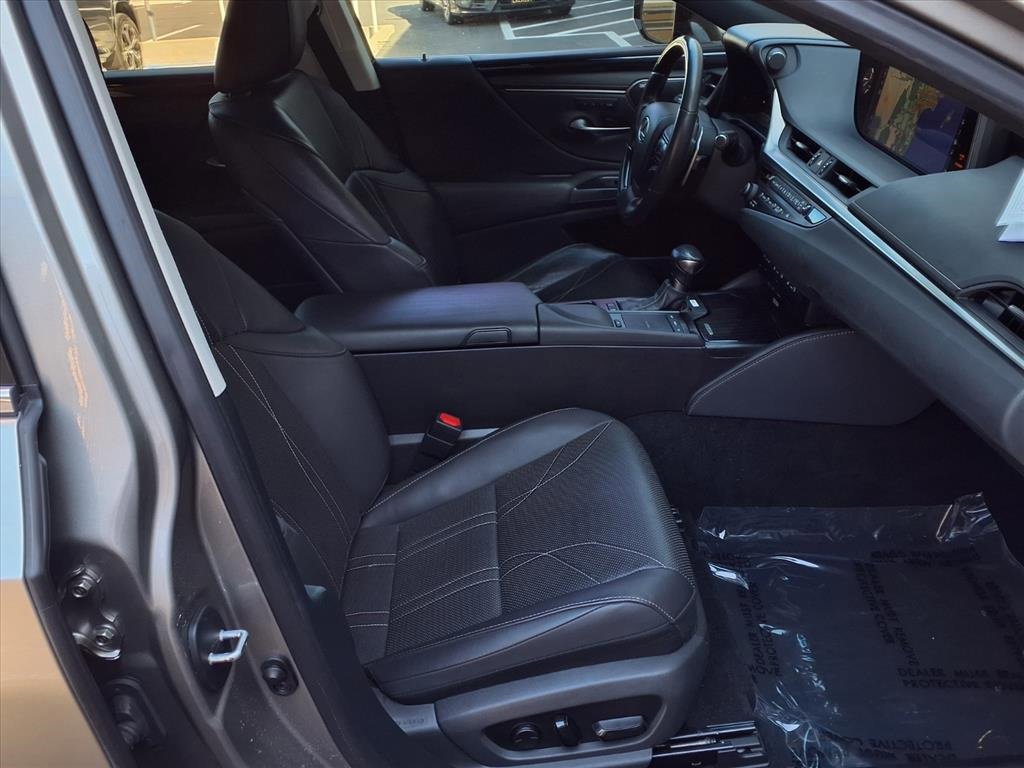 Used 2020 Lexus ES 300h w/ Luxury Package image 24