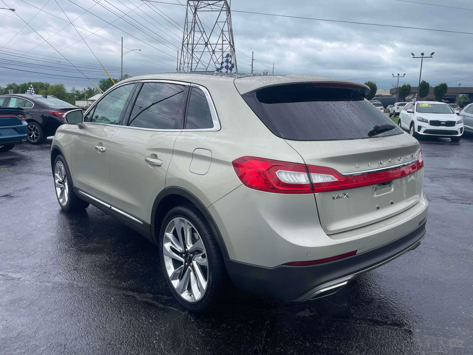 Used 2017 Lincoln MKX Reserve w/ Driver Assistance Package FWD image 5