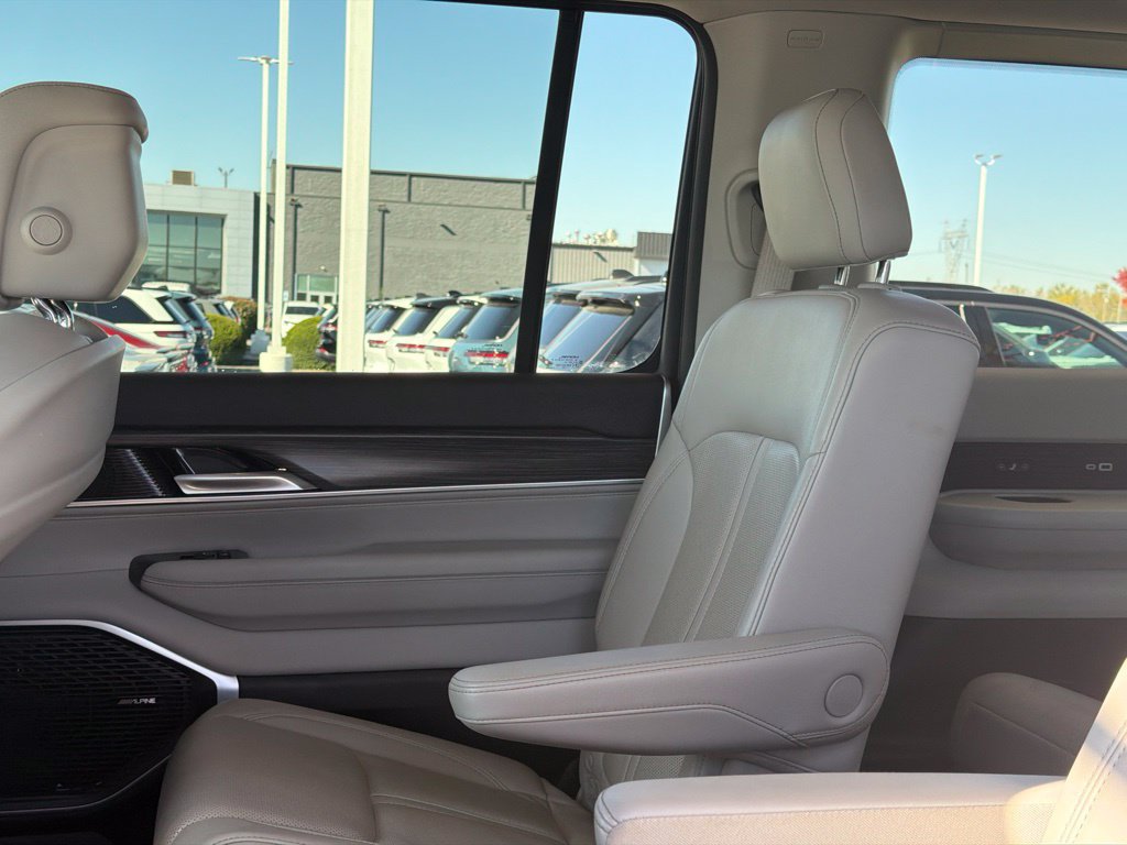 Used 2023 Jeep Wagoneer Series II w/ Premium Group I AWD/4WD image 18
