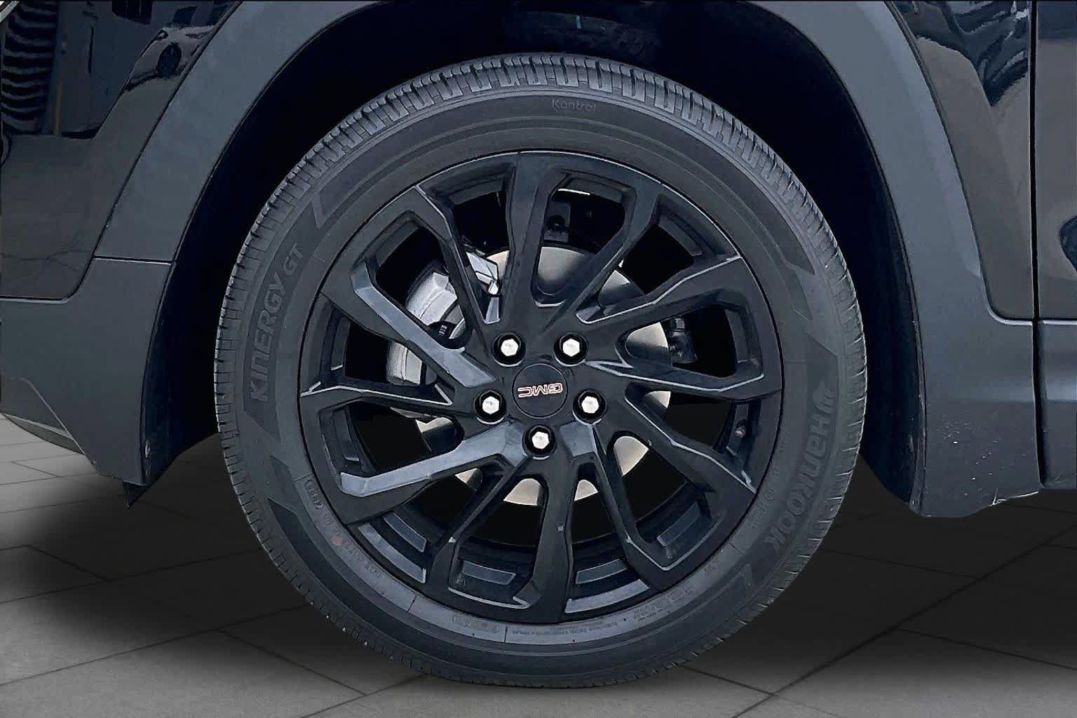 Used 2024 GMC Terrain SLE w/ Driver Convenience Package FWD image 19