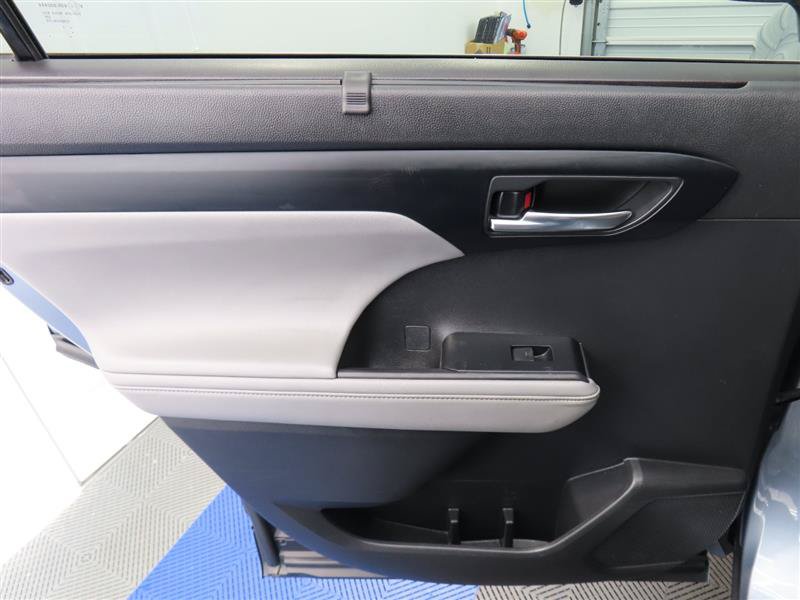 Used 2023 Toyota Highlander XLE FWD image 27