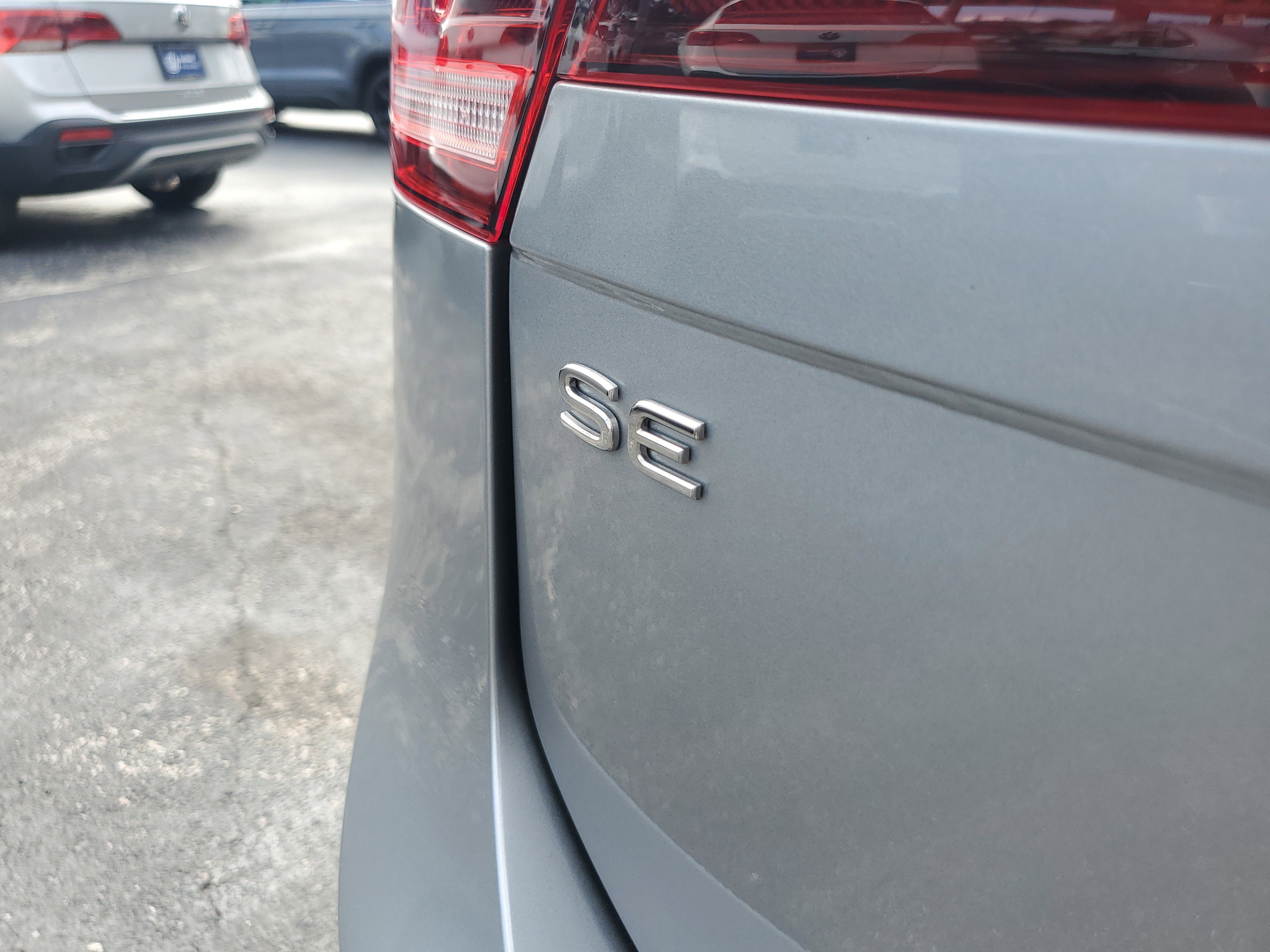 Used 2022 Volkswagen Tiguan SE R-Line FWD image 11