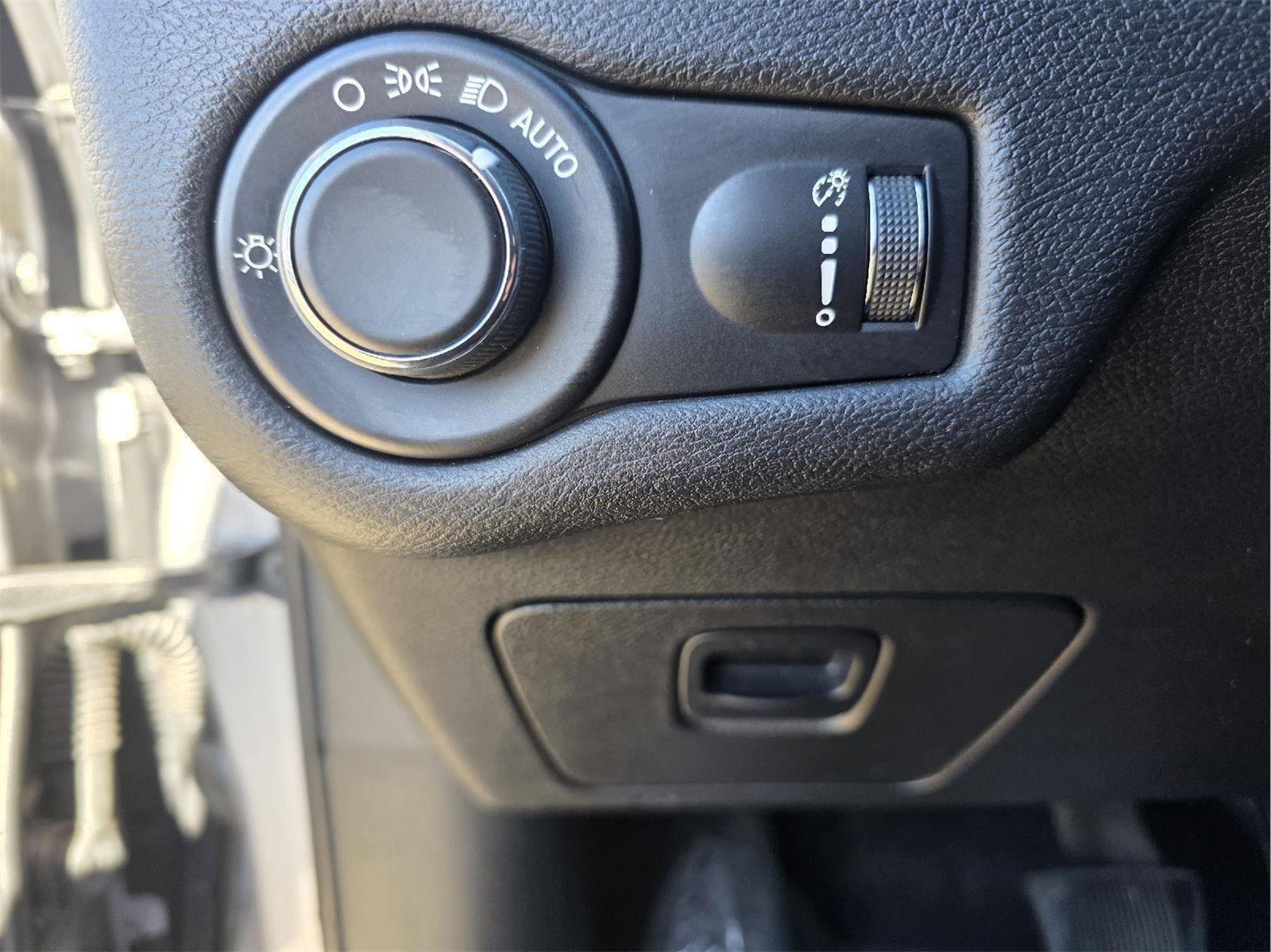 Used 2020 Jeep Cherokee Latitude w/ Cold Weather Group image 22