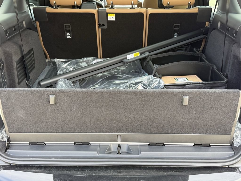 New 2026 Land Rover Discovery Dynamic SE image 13