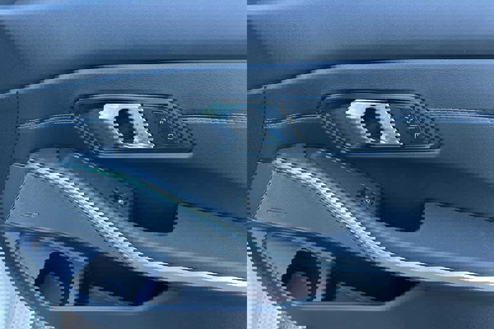 Used 2025 BMW 330i Sedan w/ M Sport Package image 18