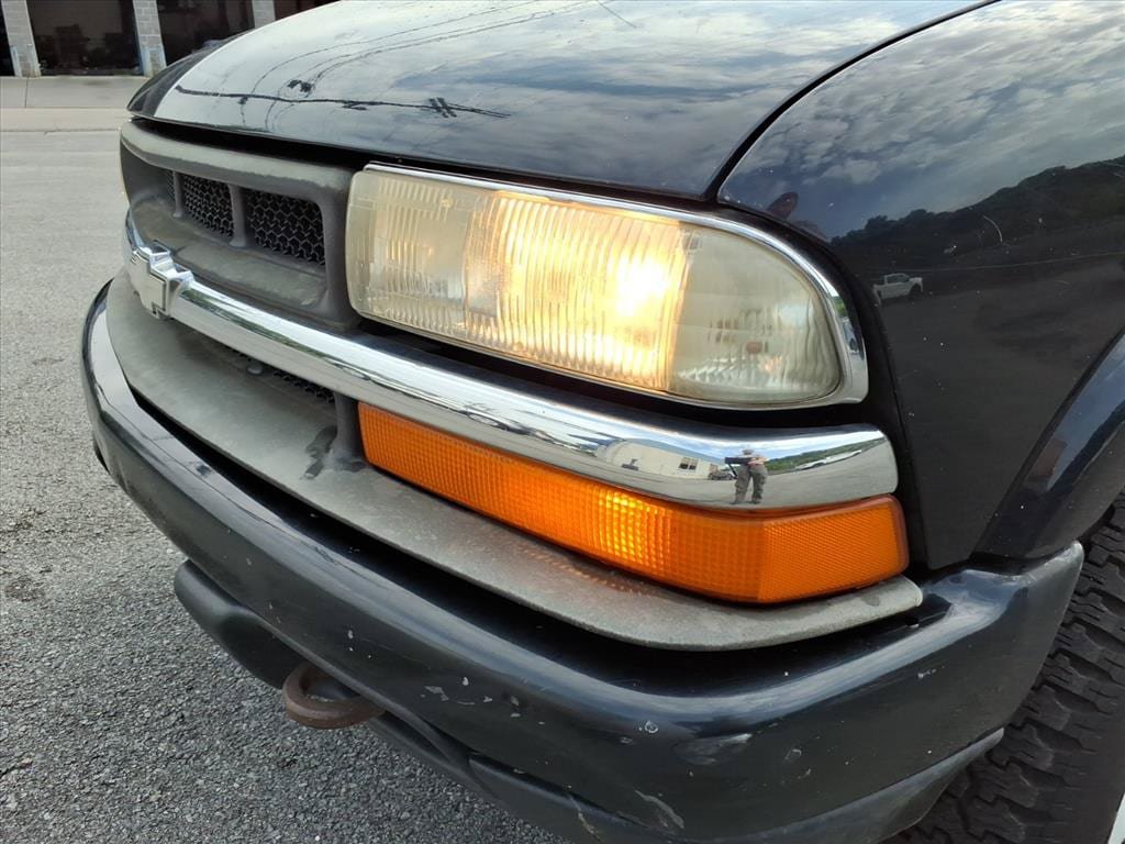 Used 2002 Chevrolet S10 Pickup LS w/ LS Preferred Equipment Group AWD/4WD image 2